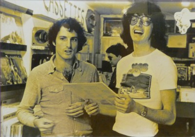 המוכרים הבעלים, מימין מיקי דותן והלל אברמוב ב"מנגו" 1976 מיקי דותן והלל אברמוב ב"מנגו" 1976